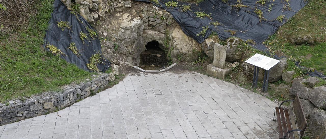 Fuente de El Mortero, a medio kilómetro de Vauste, con una réplica del ara a la Fortuna Balnearia.