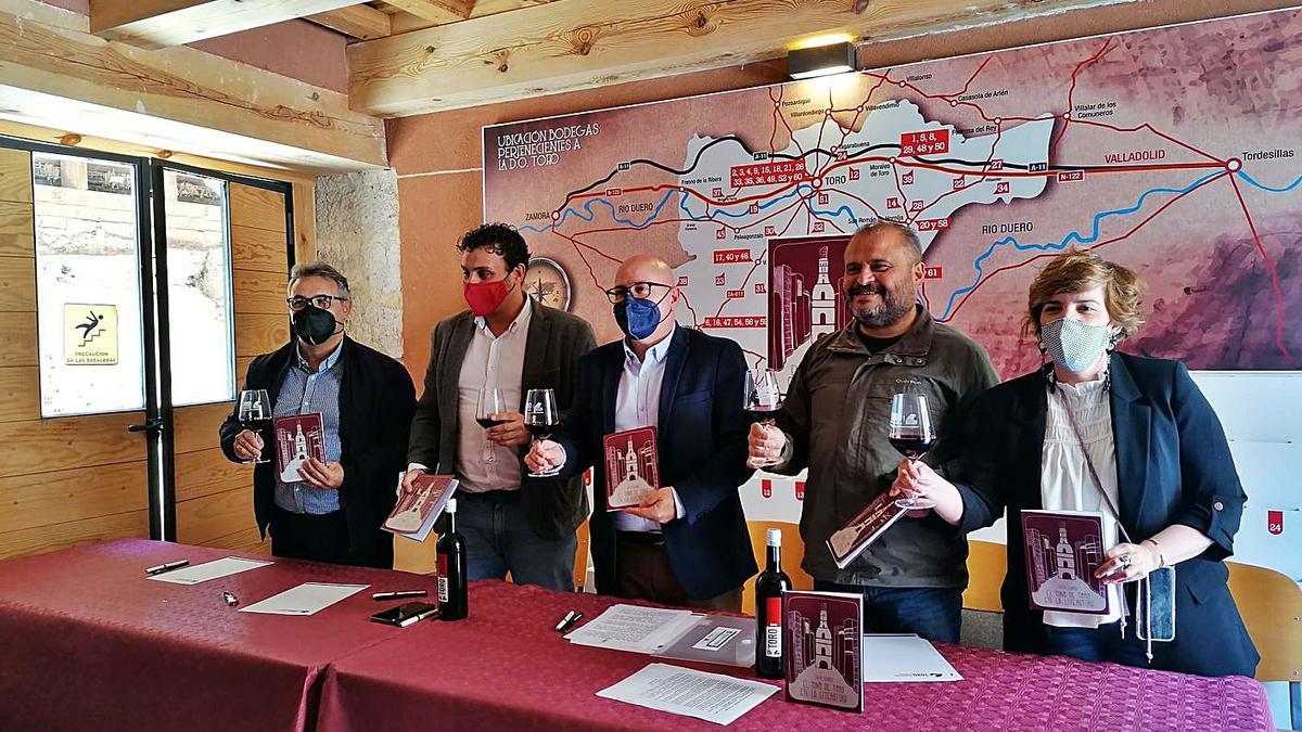 Julio Eguaras, en el centro, ayer en la presentación de su libro “El vino de Toro en la literatura”. | M. J. Cachazo