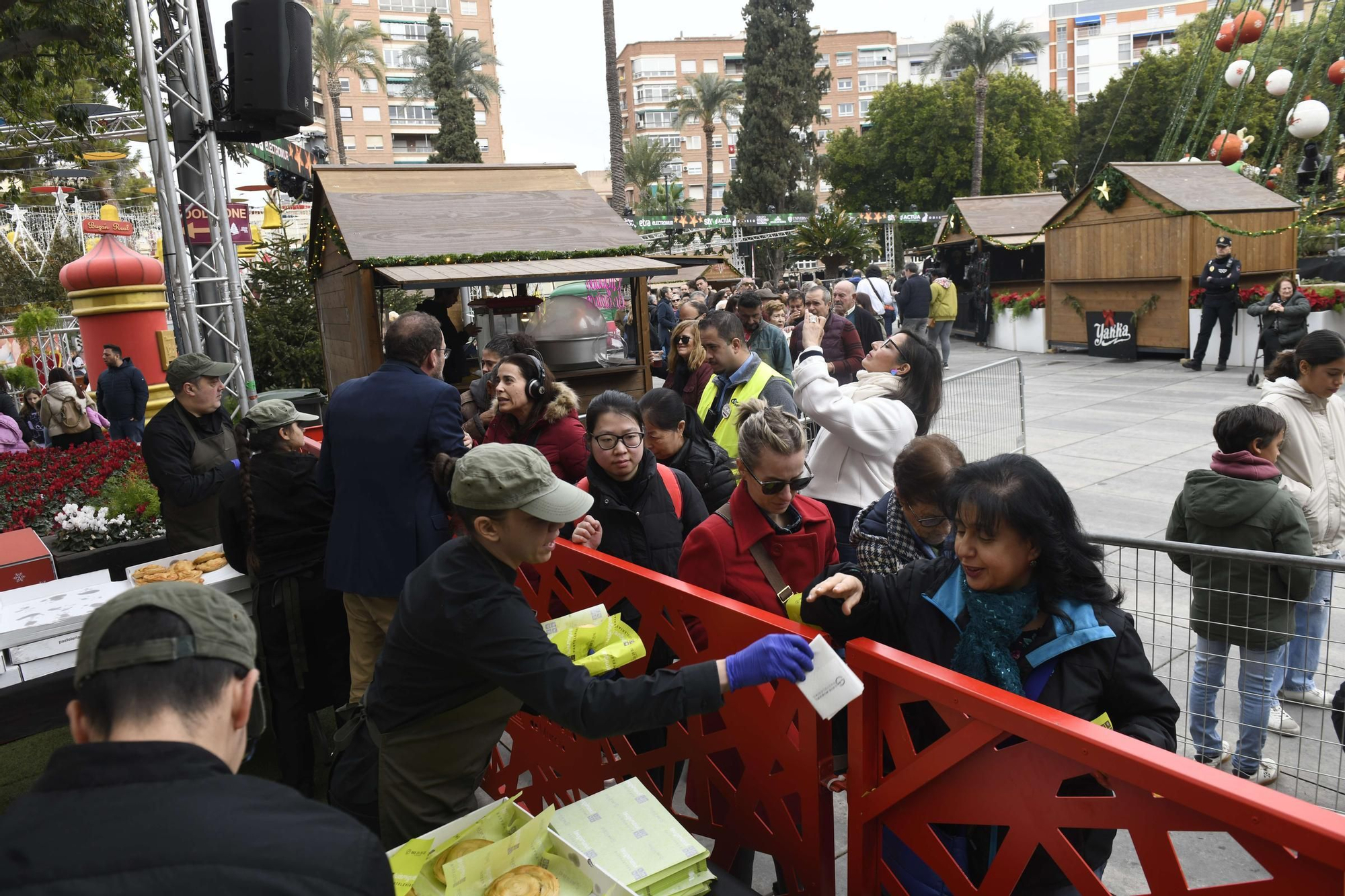 Reparto de pasteles de carne y marineras en la Plaza Circular de Murcia