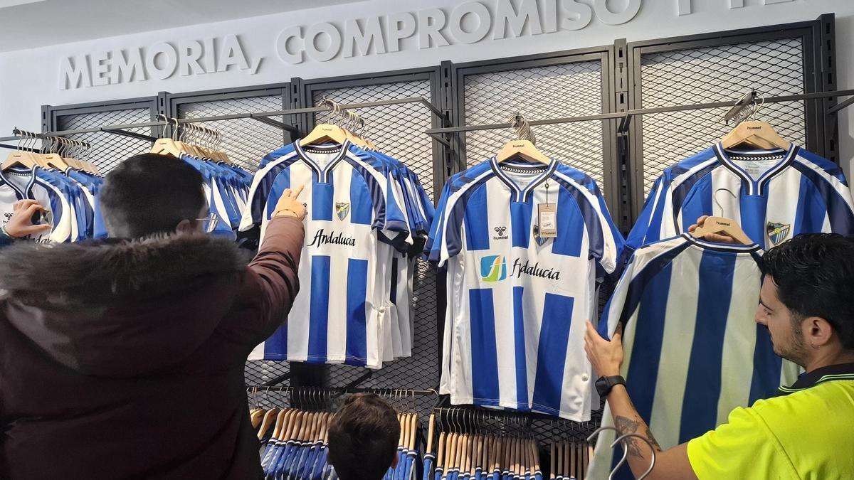El Málaga CF ya ha vendido 2.000 camisetas conmemorativas.