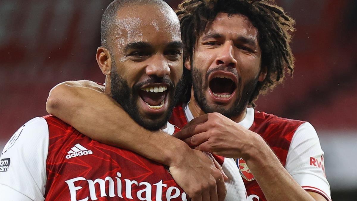 Alexandre Lacazette y Mohamed Elneny celebran el 1-0 del Arsenal sobre el Chelsea.