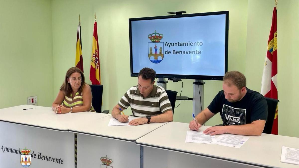 Firma del contrato de colaboración entre AHURVABE y el Ayuntamiento. | Cedida