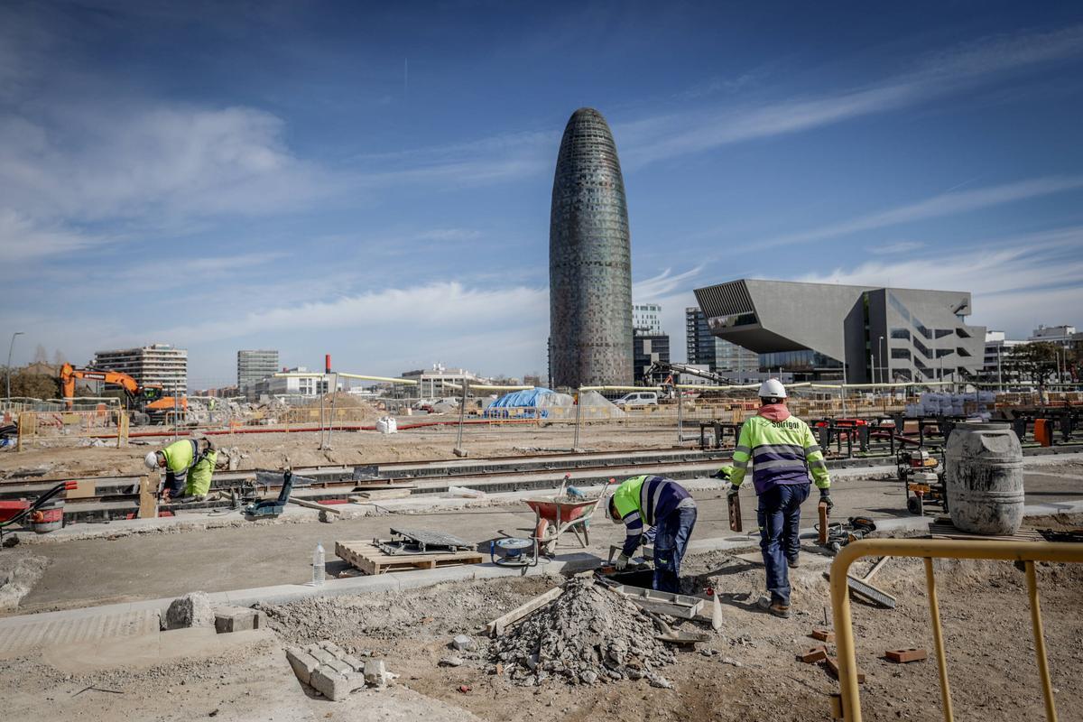 Empleados de Solrigol, en las obras de la plaza de Les Glòries, el pasado miércoles.