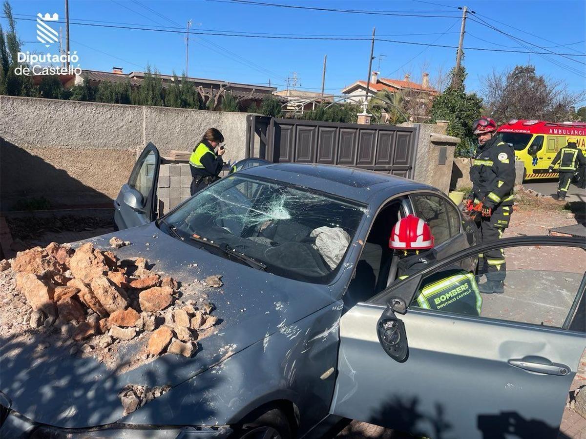 La primera pared de la vivienda ha quedado destrozado y la segunda ha frenado el impacto del vehículo.