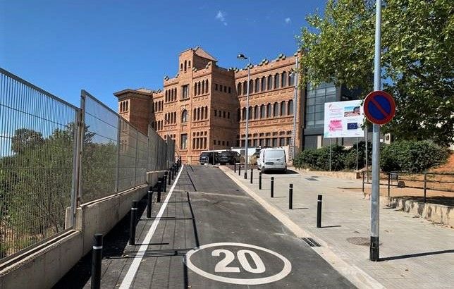 Acceso por la avenida Sanatori al antiguo hospital Esperit Sant en Santa Coloma.