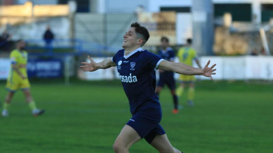 Adolfo celebra su gol. En la imagen inferior, David Grande disputa un  balón de cabeza con la defensa de la Arandina. | Christian García