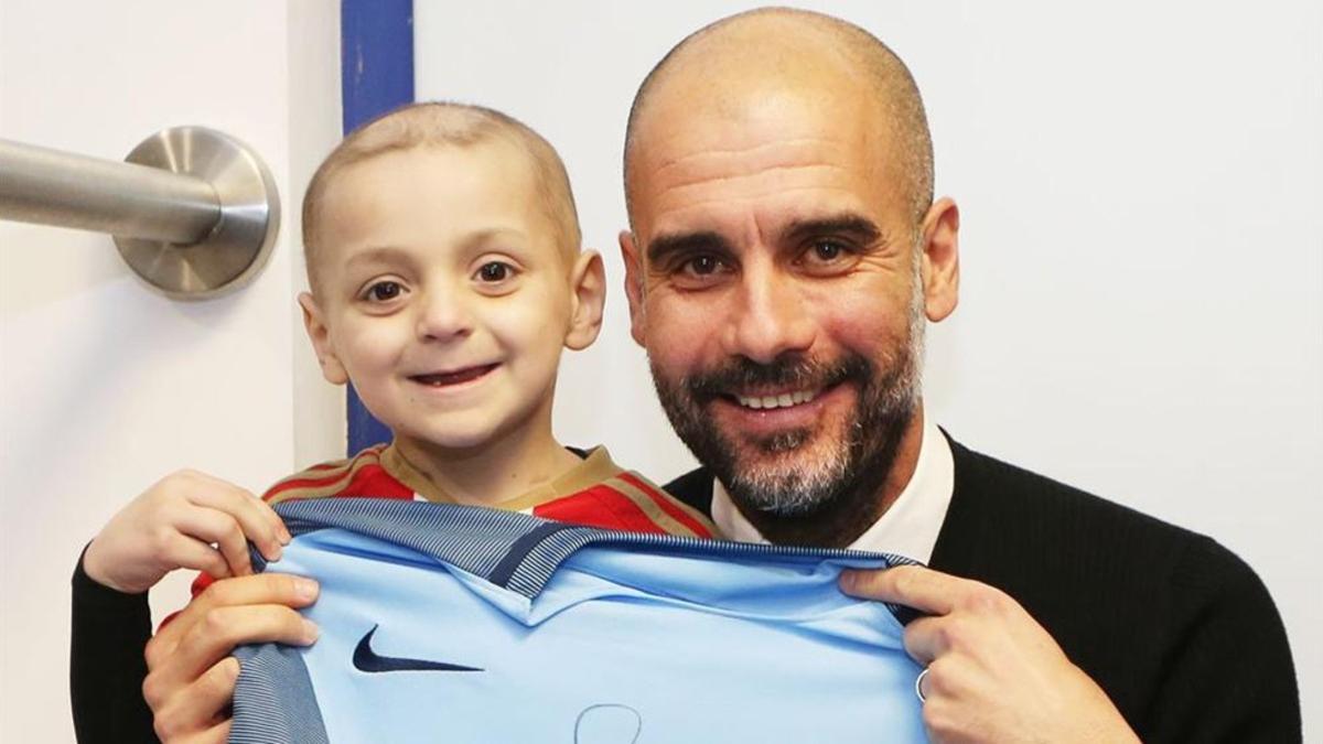 Pep le regaló una camiseta firmada a Bradley