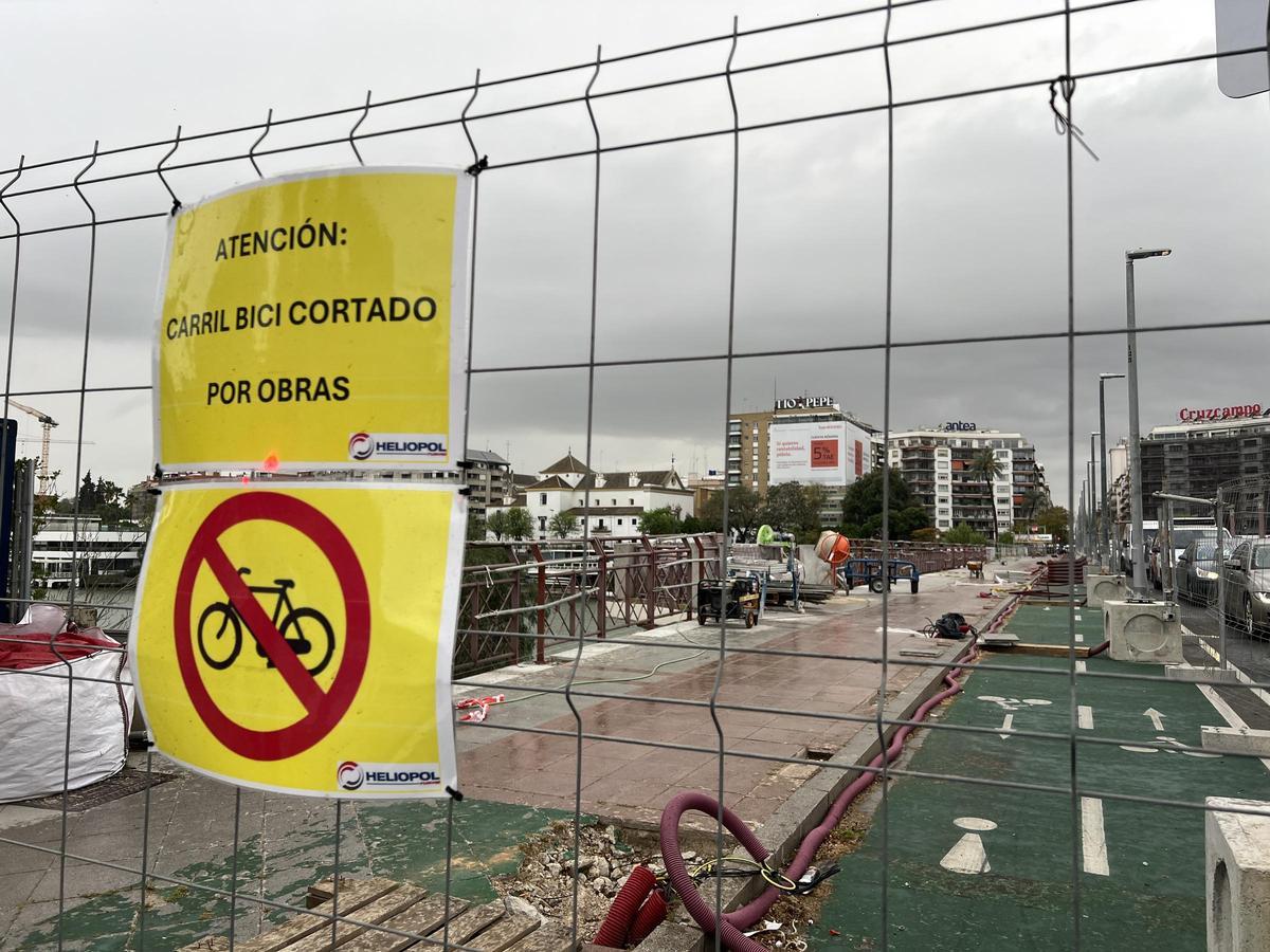 Obras de instalación de toldos en el Puente de San Telmo