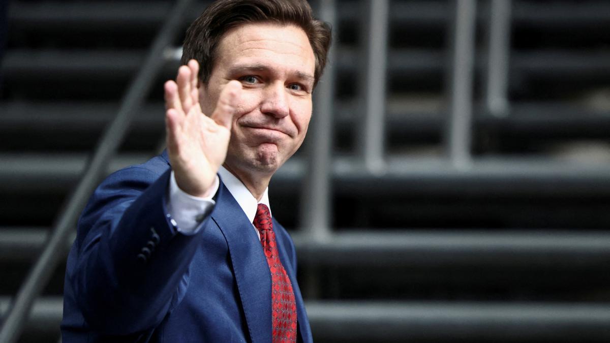 El gobernador de Florida, Ron DeSantis, durante la visita de este viernes a Londres.