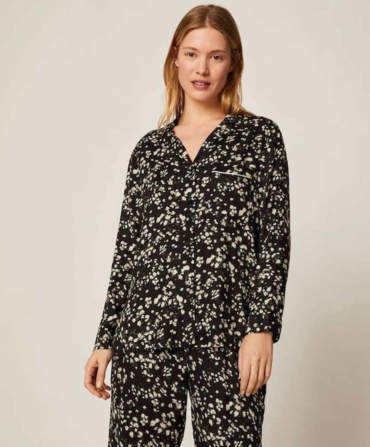 Pijama con estampado floral de Oysho