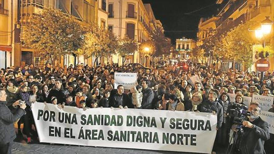 Unas mil personas protestan contra los recortes de personal sanitario