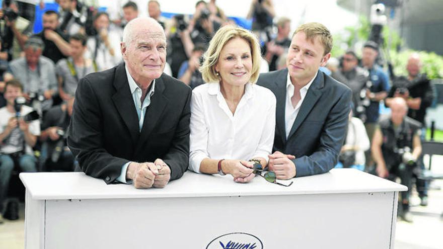 Barbet Schroeder, Marthe Keller y Max Riemelt, ayer, antes del estreno de la película en el Festival de Cannes