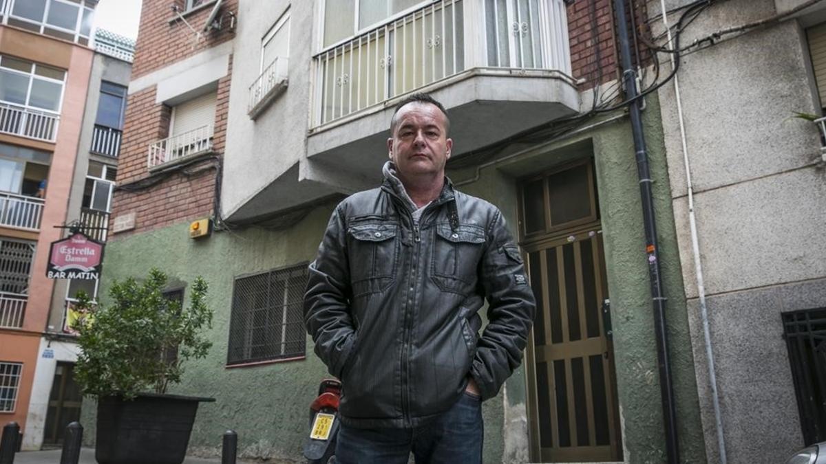 Ramón Armengol, junto a su vivienda, en la que se realizarán trabajos de rehabilitación.