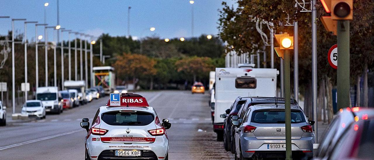 Las autoescuelas reclaman más examinadores para evitar el colapso.