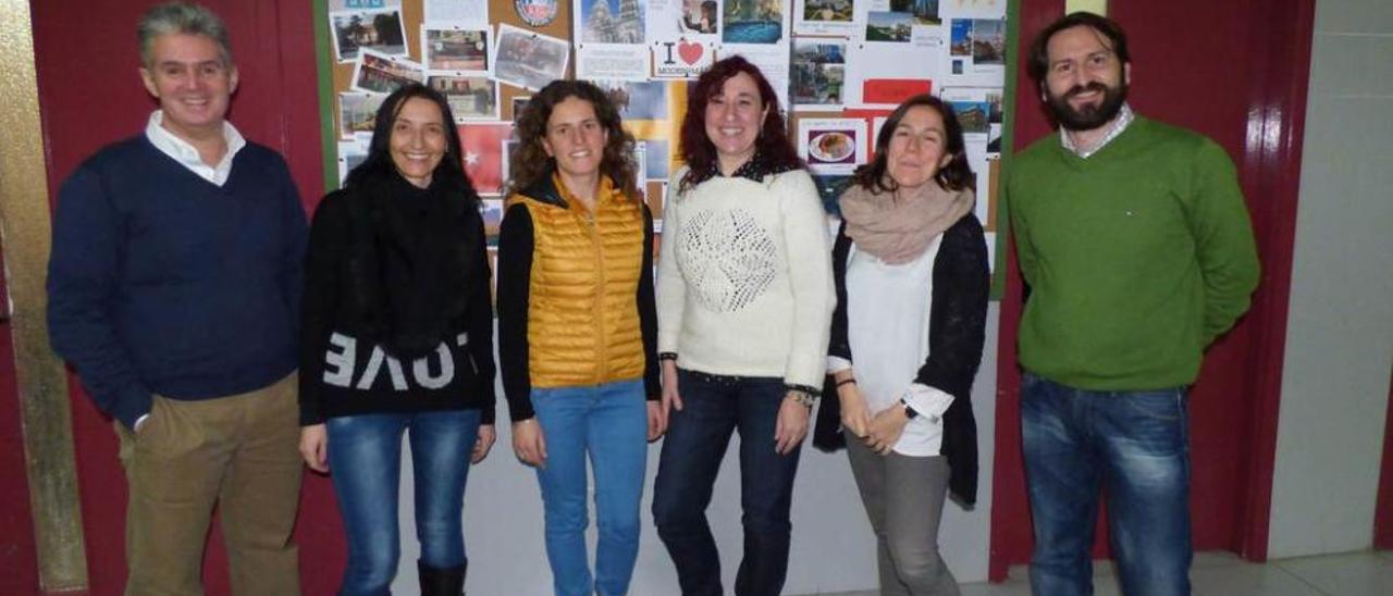 José María González, Montse Fernández, Beatriz Rubio, Nuria Díaz, Rosa Rodríguez y Rubén Sarabia, ante el mural que muestra sus destinos.