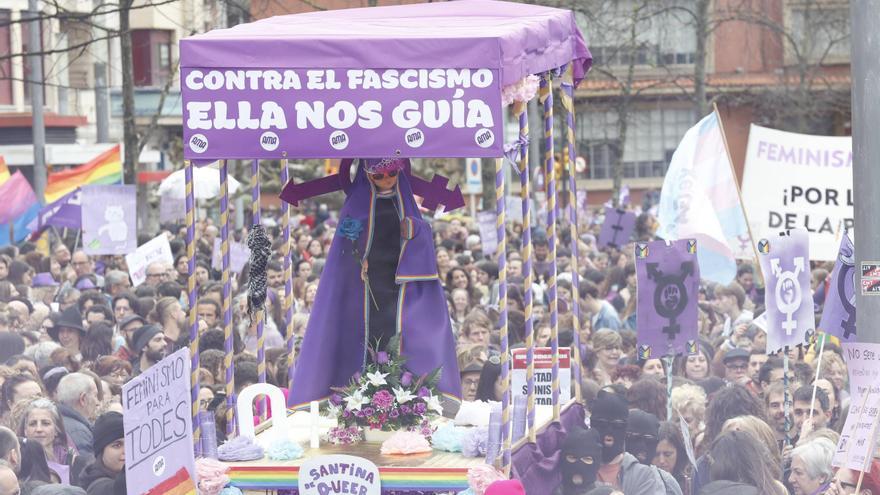EN IMÁGENES: Carrozas, batucada y pancartas: así ha sido la multitudinaria manifestación del 8M en Asturias