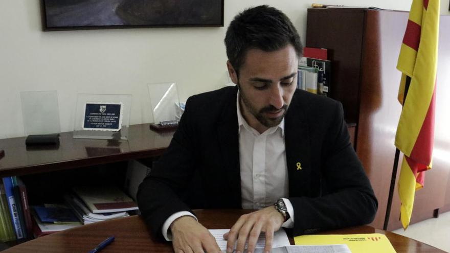 L&#039;alcalde de Sant Julià de Ramis amb els documents que justifiquen els diners republicans