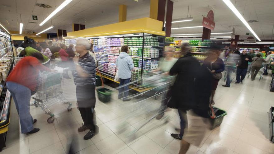 Clientes en un supermercado de Mercadona.