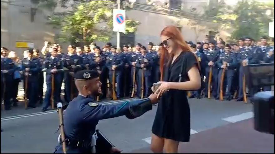 Un murciano miembro del Ejército del aire pide matrimonio a su novia antes del desfile