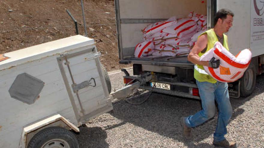 Un trabajador descarga explosivos en la carretera de La Aldea. | santi blanco