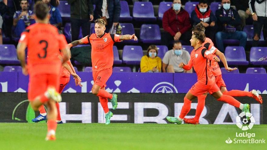 Los jugadores del Málaga CFcelebran el gol de Brandonen Valladolid