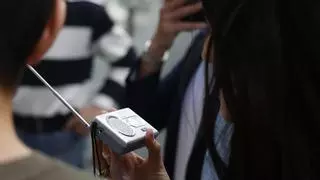 Los dispositivos tecnológicos que fueron clave durante el apagón: de la radio al 'power bank'