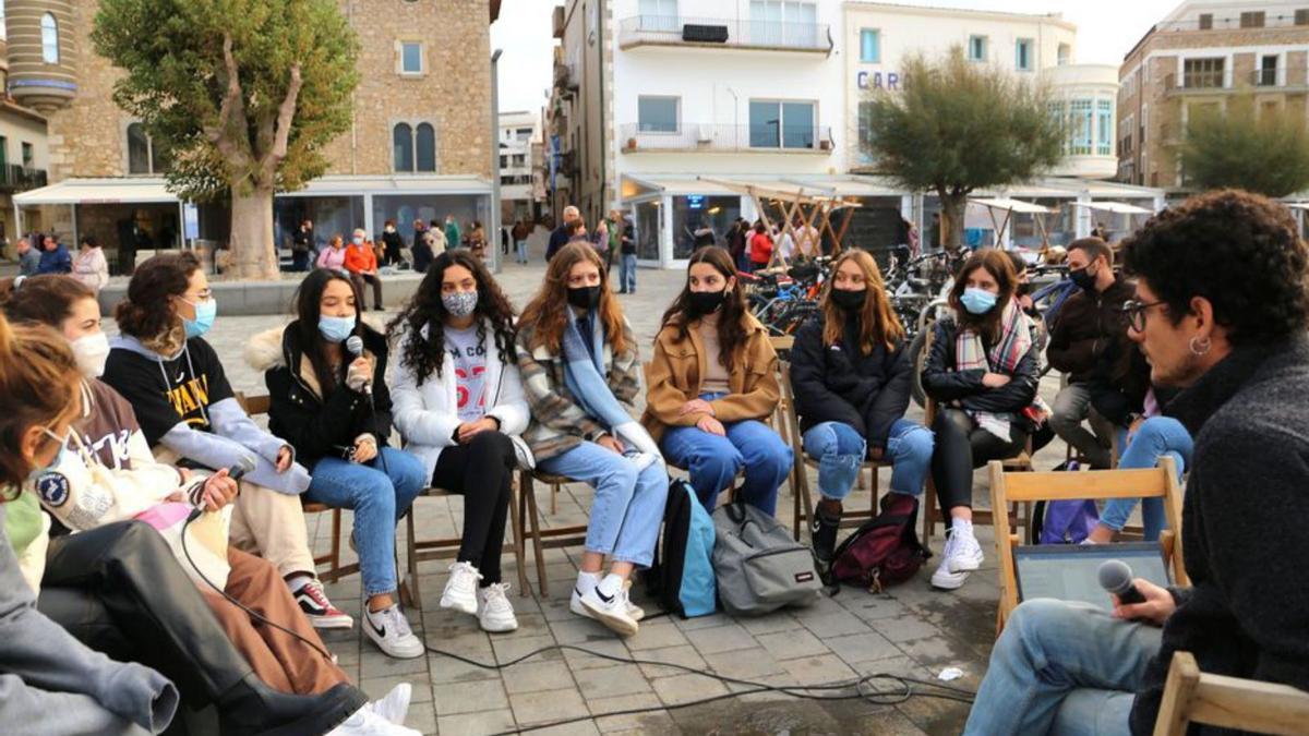 Un grup de joves a la platja de les Barques | BASILI GIRONÈS