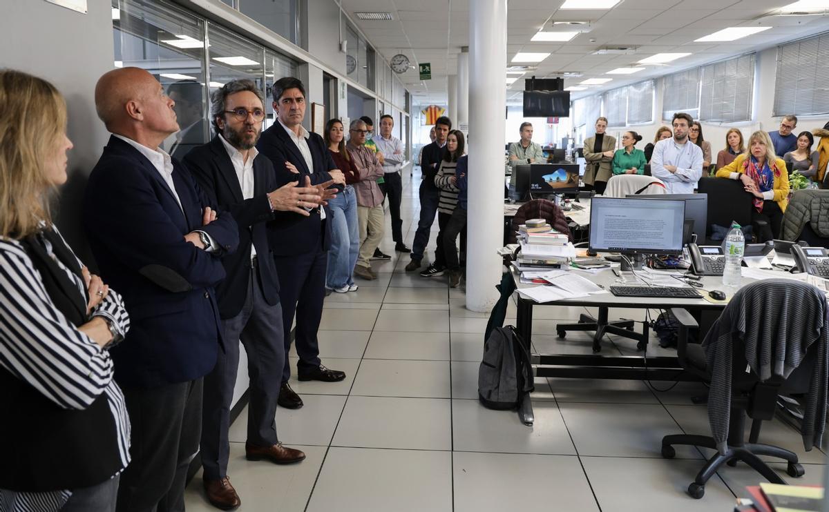 Un momento de la reunión en la redacción del periódico Levante-EMV