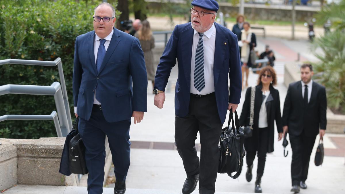 El comisario jubilado José Manuel Villarejo (d) a su llegada a una sesión del juicio en la Audiencia Provincial de Madrid.