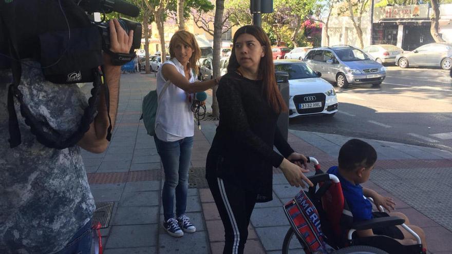 Natalia, con su hijo Benjamín, en una de sus salidas a la calle.