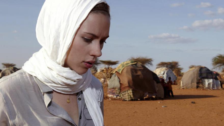 Scarlett Johansson durante la visita que ha realizado a un campamento de refugiados en Dadaab, al norte de Kenia.