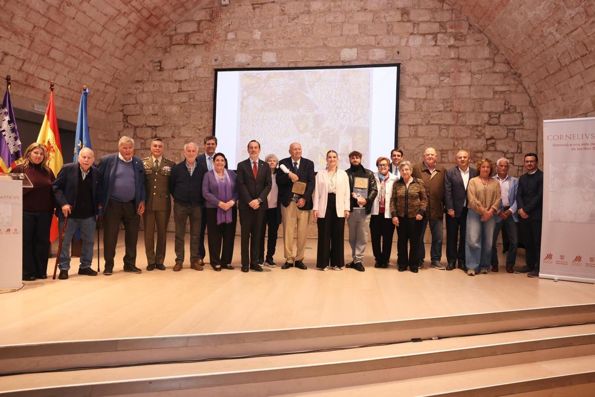 Foto de los premiados con las autoridades y otros galardonados con el Cornelius Atticus