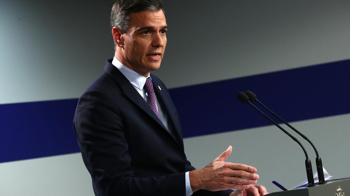 Archivo - El presidente del Gobierno, Pedro Sánchez, en rueda de prensa en Bruselas al término del Consejo Europeo