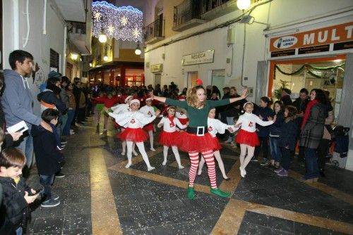 Cabalgata de la ilusión y cuento "El año que Mama Noel repartió los regalos"