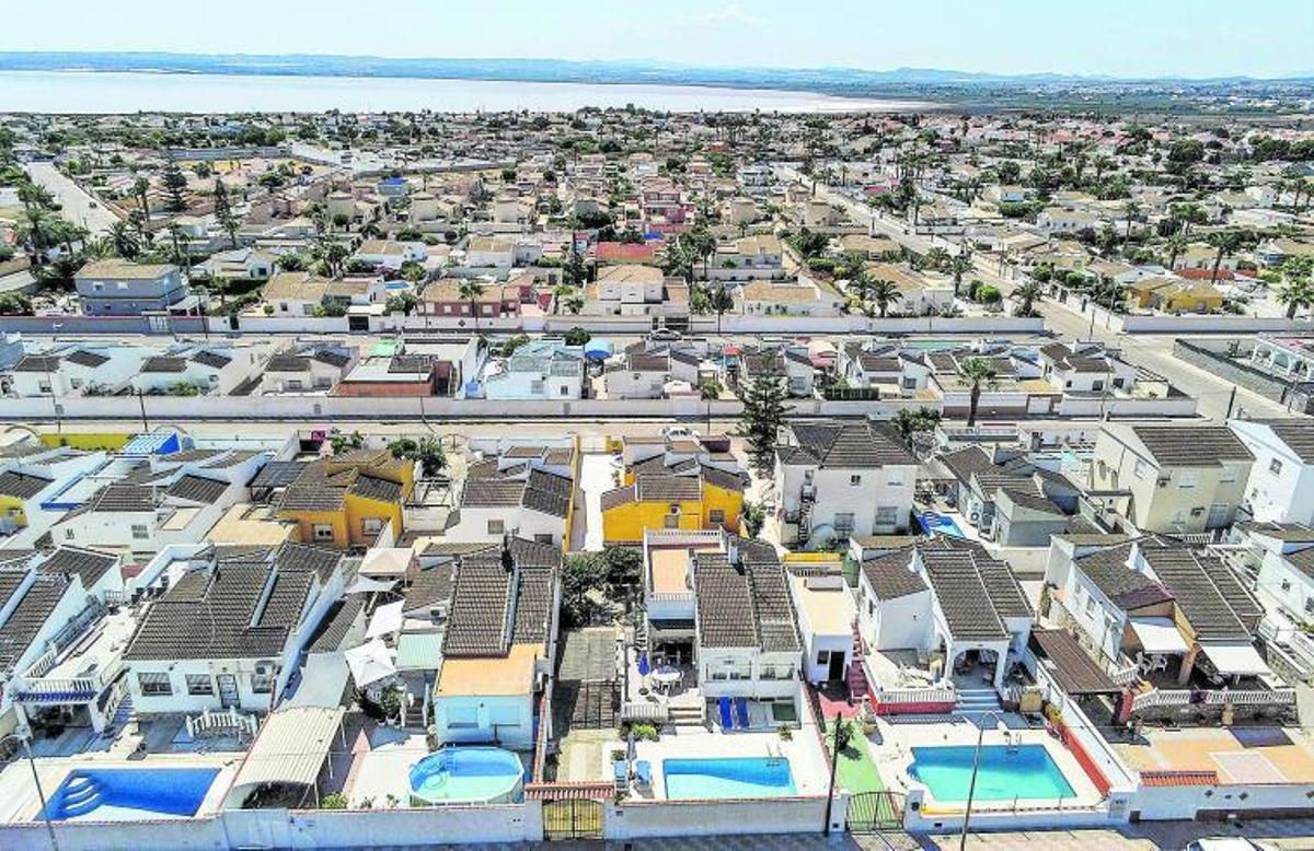 Panorámica de una zona residencial de Torrevieja junto a la laguna