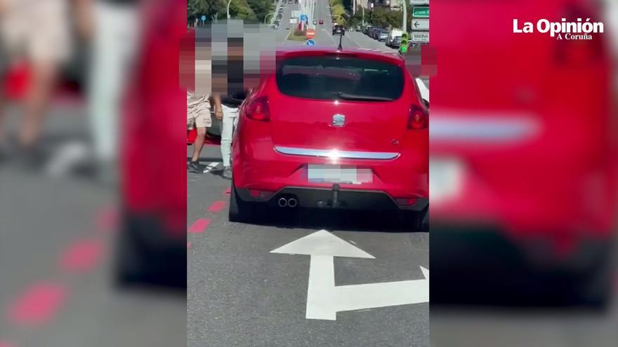 Tres jóvenes salen de su coche en un semáforo de Vigo y agreden a los ocupantes del vehículo que va delante