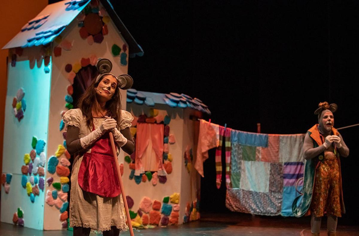 La Murga Teatro presenta "La ratita presumida", inspirada en el cuento de Perrault.