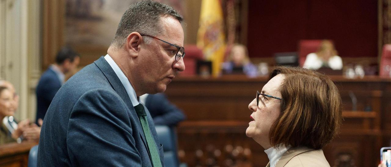 Candelaria Delgado (d) conversa con el consejero de Educación, Poli Suárez