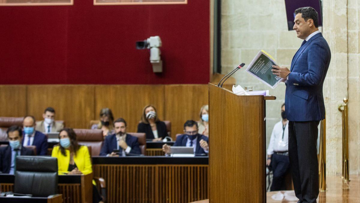 Juanma Moreno, esta mañana durante su intervención en el debate del estado de la comunidad en el Parlamento de Andalucía.