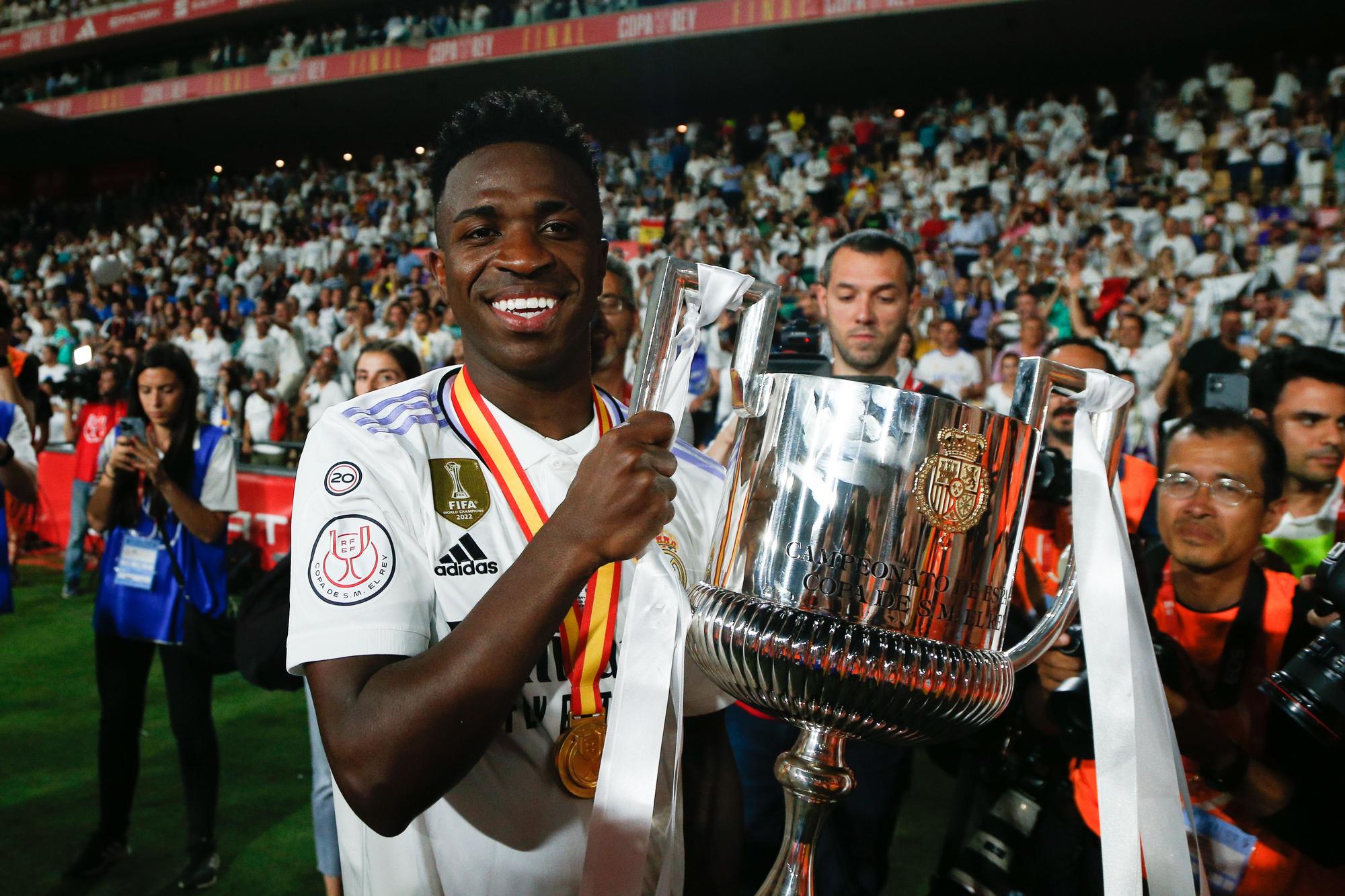 Vinicius posa con el trofeo de la Copa del Rey.