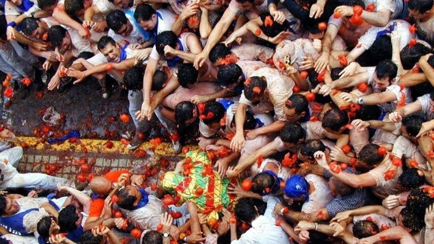 Los tomates acribillando al 'Cipotegato'.