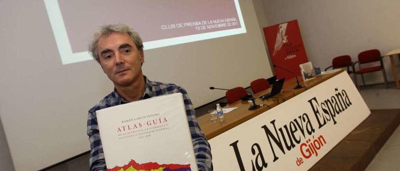 Ramón García Piñeiro, con un ejemplar de su libro, en la sede del Club LA NUEVA ESPAÑA de Gijón, poco antes de la presentación de la obra.