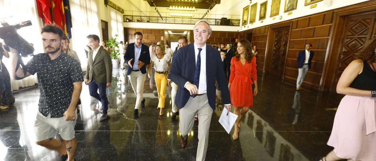 El alcalde de Zaragoza, Jorge Azcón, junto al resto de miembros del Gobierno de PP-Cs.