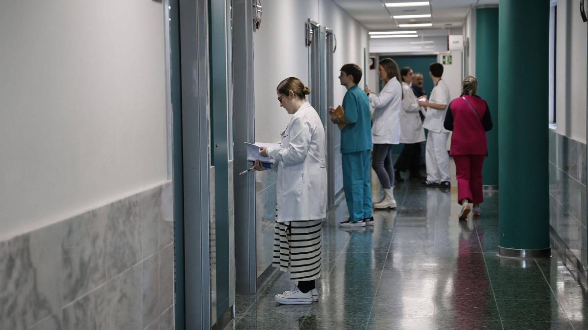 Estudiantes de Medicina en la USC realizando un examen práctico.