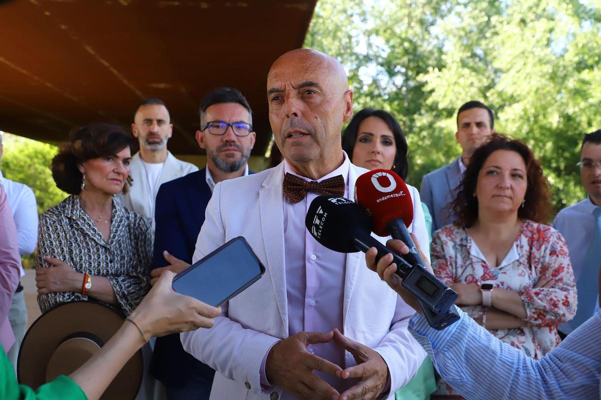 Antonio Hurtado, candidato socialista, atiende a los medios