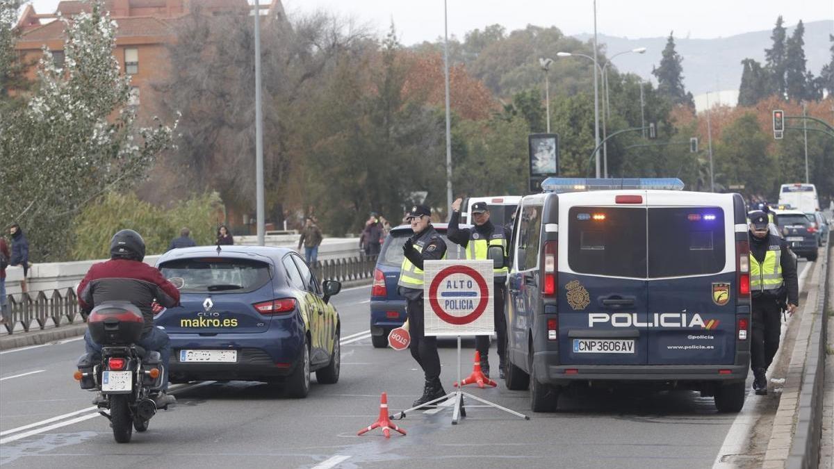 Dos detenidos con 300 gramos de hachís en el control policial del puente de San Rafael