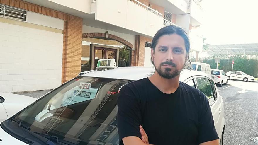 Jesús Báez, coordinador de la Comisión del Taxi en Málaga, junto a su taxi.