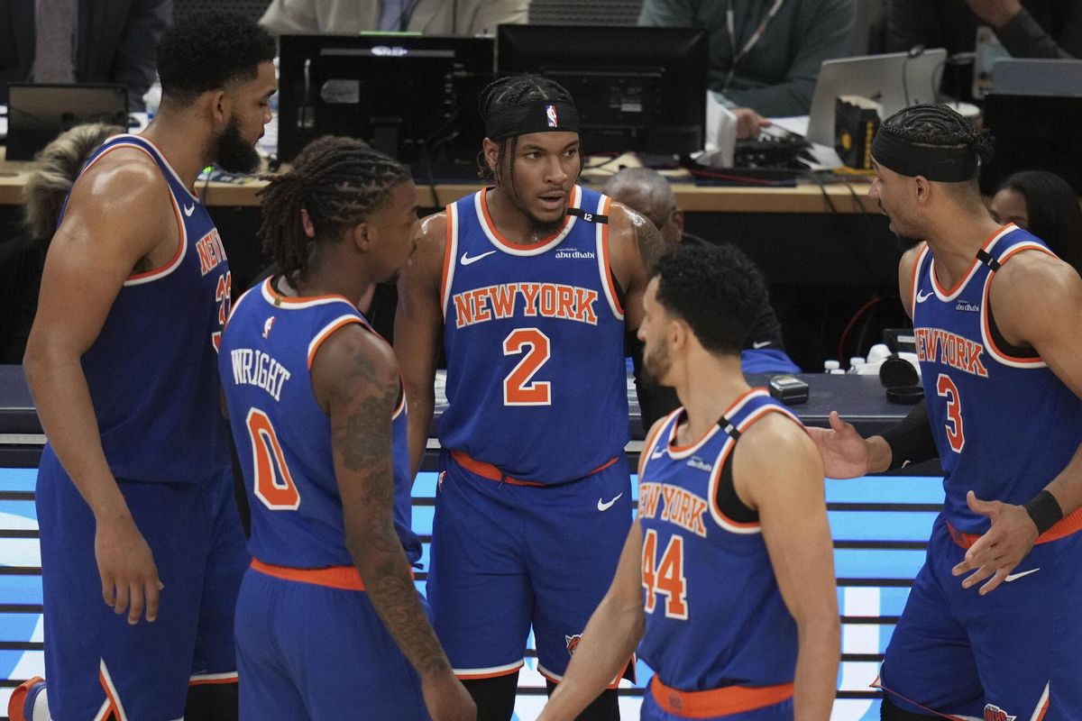 New York Knicks center Karl-Anthony Towns, left, guard Miles McBride (2), guard Josh Hart, right, guard Delon Wright (0) and guard Landry Shamet (44) gather during the second half of Game 3 of the Eastern Conference finals of the NBA basketball playoffs against the Indiana Pacers Sunday, May 25, 2025, in Indianapolis. (AP Photo/Jeff Roberson) Associated Press/LaPresse. EDITORIAL USE ONLY/ONLY ITALY AND SPAIN