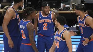 New York Knicks center Karl-Anthony Towns, left, guard Miles McBride (2), guard Josh Hart, right, guard Delon Wright (0) and guard Landry Shamet (44) gather during the second half of Game 3 of the Eastern Conference finals of the NBA basketball playoffs against the Indiana Pacers Sunday, May 25, 2025, in Indianapolis. (AP Photo/Jeff Roberson) Associated Press/LaPresse. EDITORIAL USE ONLY/ONLY ITALY AND SPAIN