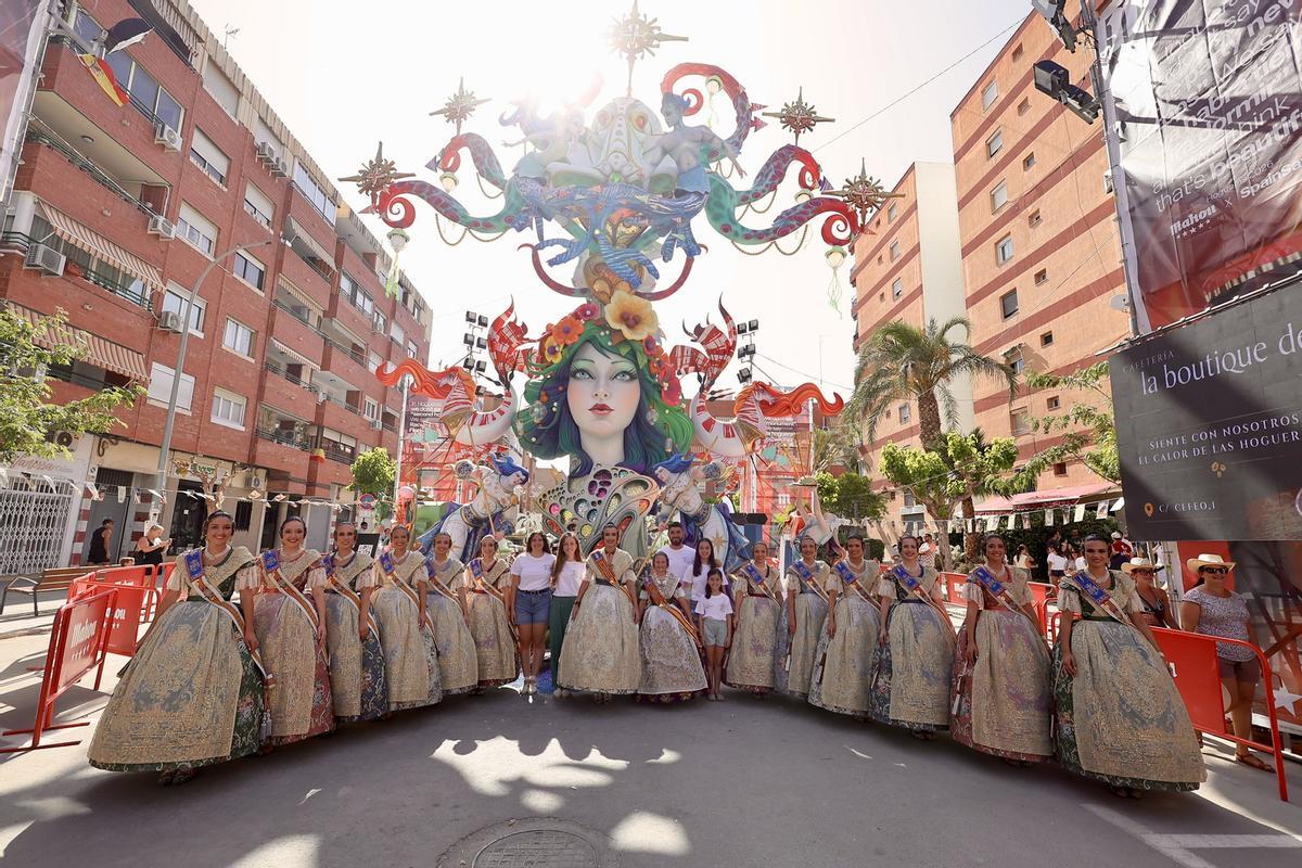 Paseo por las Hogueras de Alicante: visita de la comitiva fallera a Florida Portazgo y Diputación Renfe